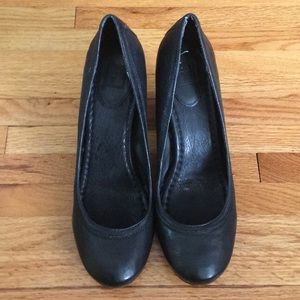 **Moving Sale** Frye Carson Pump 10